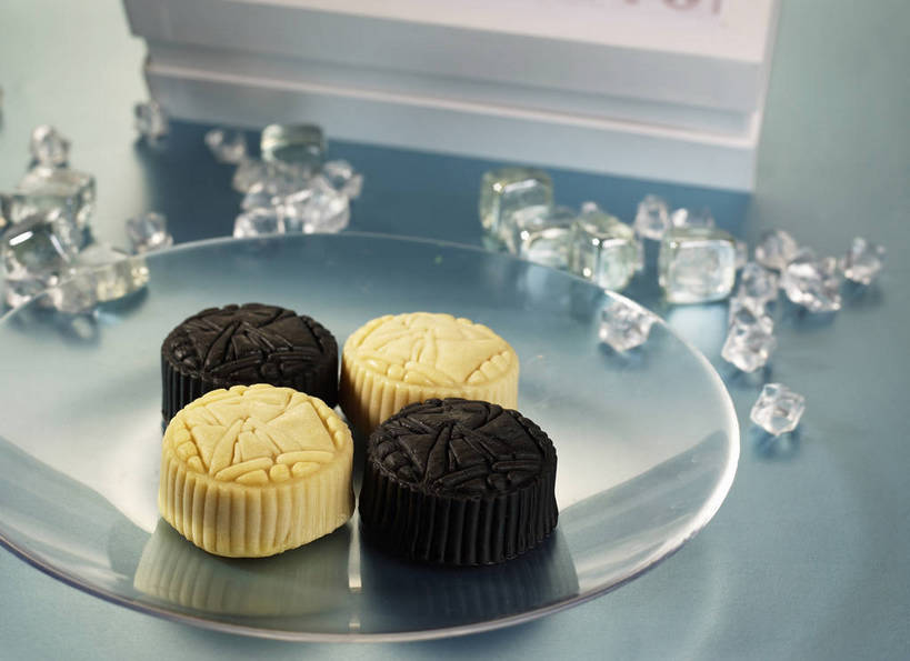 点心,月饼,无人,横图,俯视,室内,特写,白天,餐桌,桌子,餐具,玻璃,中秋节,阴影,节日,朦胧,模糊,庆祝,反射,碟子,盘,丝绸,丝带,影子,料理,食品,面点,缎带,文化,美食,玻璃制品,绸带,食物,糕点,一个,黄色,黑色,盘子,碟,四个,庆典,中式,单个,餐台,纪念,中秋,宫饼,胡饼,团圆饼,小饼,月团,彩图,高角度拍摄,八月会,八月节,拜月节,端正月,秋节,团圆节,月节,月夕,shjb1