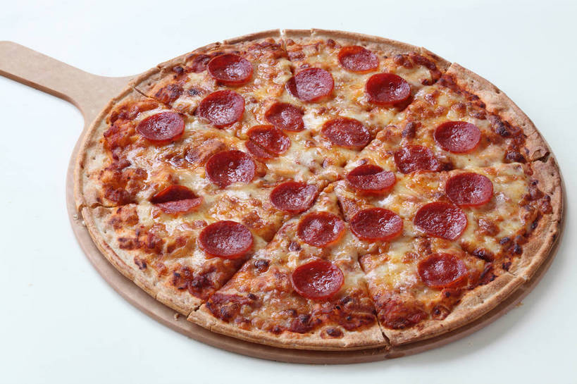 无人,横图,俯视,室内,特写,白天,白色背景,烹饪,西餐,餐桌,桌子,一块,阴影,反射,木制,圆形,图形,影子,圆,肉,香肠,料理,食品,披萨,匹萨,案板,腊肠,几何,菜肴,美食,肉类,砧板,食物,一个,木制品,快餐,西式,摄影,佳肴,影棚,单个,餐台,比萨,数学,摄影棚,肉食,西式快餐,垃圾食品,意大利薄饼,彩图,高角度拍摄,影棚拍摄,拍摄,几何图形,平面图形,香肠披萨,shjb1