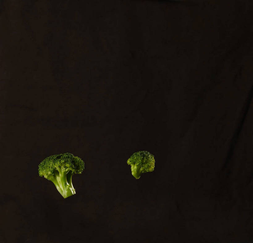 无人,横图,室内,特写,白天,正面,蔬菜,黑色背景,新鲜,西兰花,食品,食物,两个,绿色,摄影,有机食品,绿色食品,影棚,摄影棚,甘蓝花,彩图,影棚拍摄,拍摄,绿菜花,绿花菜,青花菜,蔬菜皇冠,shjb1