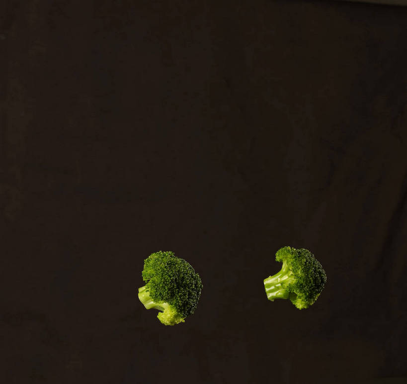 无人,横图,室内,特写,白天,正面,蔬菜,黑色背景,新鲜,西兰花,食品,食物,两个,绿色,摄影,有机食品,绿色食品,影棚,摄影棚,甘蓝花,彩图,影棚拍摄,拍摄,绿菜花,绿花菜,青花菜,蔬菜皇冠,shjb1