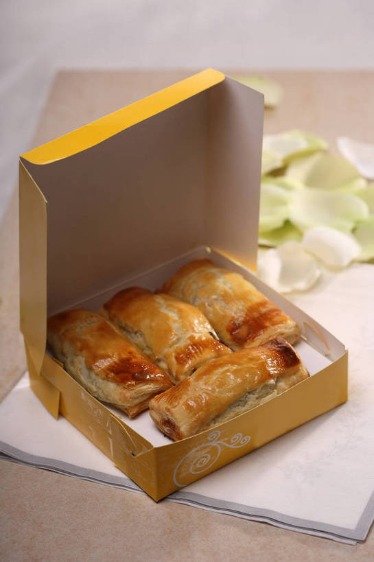 点心,无人,竖图,俯视,室内,特写,白天,爱情,下午茶,幸福,纯洁,热情,餐桌,桌子,玫瑰,阴影,朦胧,模糊,盛开,反射,影子,纸盒,食品,玫瑰花,浪漫,花蕾,盒子,花,花瓣,花朵,鲜花,食物,糕点,一个,黄色,绿色,包装盒,餐巾,容器,花苞,花蕊,温暖,温馨,恩爱,四块,单个,餐台,储藏,和睦,储存,感动,千层酥,尊敬,拿破仑,保洁方巾,口布,天真,刺玫花,徘徊花,彩图,高角度拍摄,绿玫瑰,拿破仑蛋糕,融洽,贮存,蛋糕,shjb1