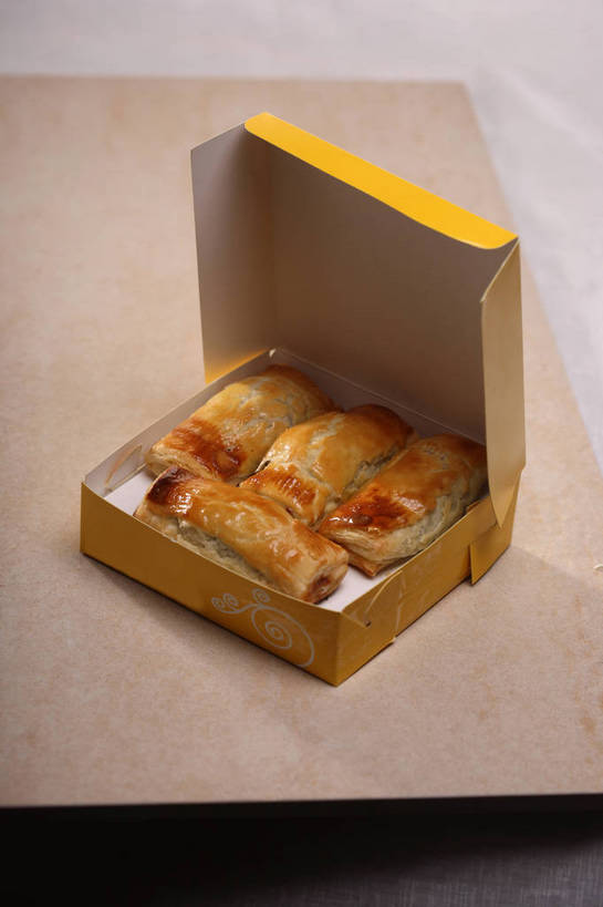 点心,无人,竖图,俯视,室内,特写,白天,下午茶,餐桌,桌子,阴影,反射,木制,布料,影子,纸盒,食品,案板,布纹,盒子,砧板,桌布,食物,糕点,一个,黄色,包装盒,餐巾,木制品,容器,台布,四块,单个,餐台,储藏,储存,千层酥,拿破仑,餐桌布,彩图,高角度拍摄,拿破仑蛋糕,贮存,蛋糕,shjb1