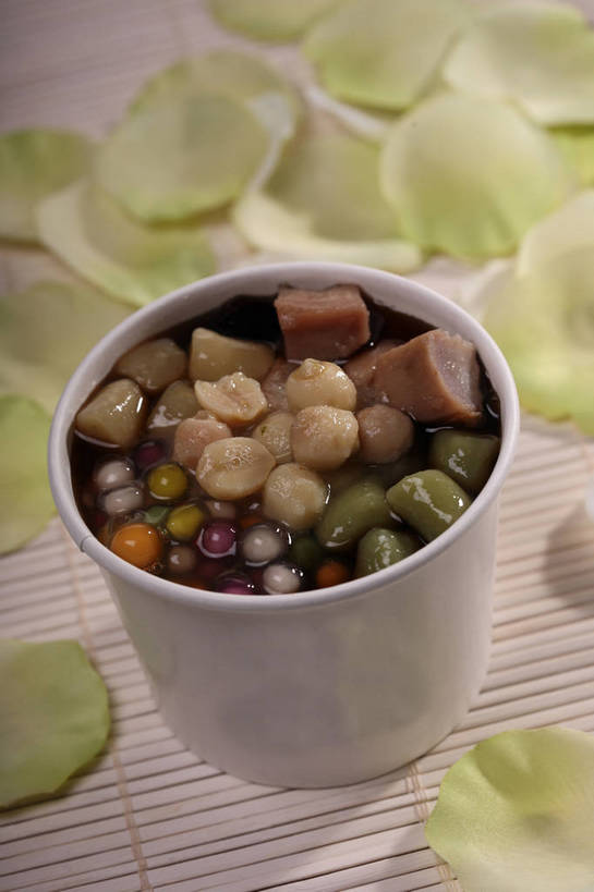 点心,无人,竖图,俯视,室内,特写,白天,爱情,幸福,纯洁,热情,餐桌,桌子,玫瑰,杯子,一堆,阴影,堆叠,堆积,竹制,盛开,反射,影子,竹席,莲子,食品,甜点,甜品,玫瑰花,浪漫,花蕾,花,花瓣,花朵,鲜花,食物,一个,绿色,白色,纸制品,甜食,花苞,花蕊,温暖,温馨,恩爱,单个,餐台,纸杯,堆,和睦,竹制品,一次性杯子,感动,尊敬,莲米,莲肉,莲实,天真,刺玫花,徘徊花,彩图,高角度拍摄,绿玫瑰,融洽,粉圆,珍珠粉圆,shjb1