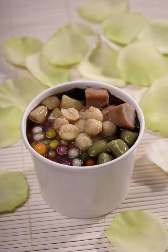 点心,无人,竖图,俯视,室内,特写,白天,爱情,幸福,纯洁,热情,餐桌,桌子,玫瑰,杯子,一堆,阴影,堆叠,堆积,竹制,盛开,反射,影子,竹席,莲子,食品,甜点,甜品,玫瑰花,浪漫,花蕾,花,花瓣,花朵,鲜花,食物,一个,绿色,白色,纸制品,甜食,花苞,花蕊,温暖,温馨,恩爱,单个,餐台,纸杯,堆,和睦,竹制品,一次性杯子,感动,尊敬,莲米,莲肉,莲实,天真,刺玫花,徘徊花,彩图,高角度拍摄,绿玫瑰,融洽,粉圆,珍珠粉圆,shjb1