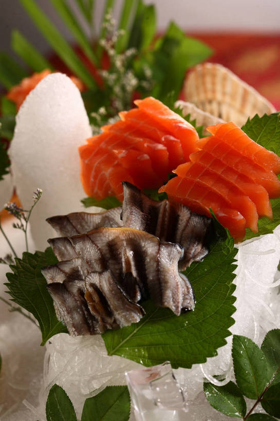 无人,竖图,俯视,室内,特写,白天,烹饪,餐桌,桌子,叶子,阴影,朦胧,模糊,盛开,反射,影子,冰,肉,鱼肉,日本料理,冰块,料理,食品,绿叶,花蕾,冷冻,菜肴,美食,肉类,花,花瓣,花朵,鲜花,食物,日式料理,花苞,花蕊,日式,嫩叶,寒冷,佳肴,冷藏,餐台,配菜,冰冷,肉食,保鲜,叶,叶片,彩图,高角度拍摄,刺身,shjb1,海鲜刺身