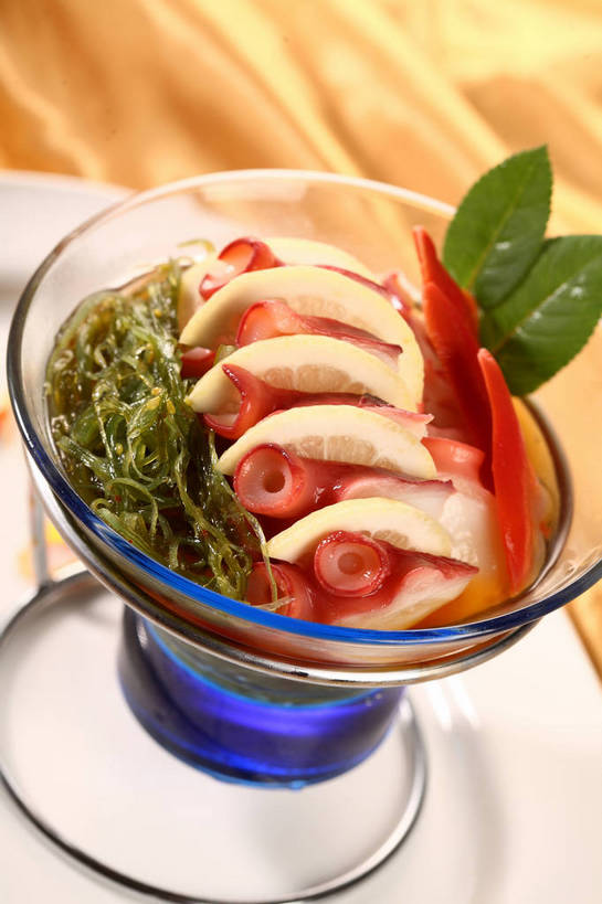 无人,竖图,俯视,室内,特写,白天,烹饪,中餐,餐桌,桌子,柠檬,餐具,水果,叶子,玻璃,一排,切开,阴影,朦胧,模糊,新鲜,整齐,反射,碟子,盘,影子,海带,生食,料理,食品,果实,绿叶,冷盘,菜肴,美食,玻璃制品,食物,排列,两个,黄色,红色,绿色,盘子,容器,碟,碗,切,中式,嫩叶,冷菜,凉菜,佳肴,有机食品,绿色食品,餐台,中华料理,储藏,配菜,储存,队列,剖面,切面,江白菜,叶,叶片,益母果,柠果,彩图,高角度拍摄,贮存,shjb1,凉拌海带丝