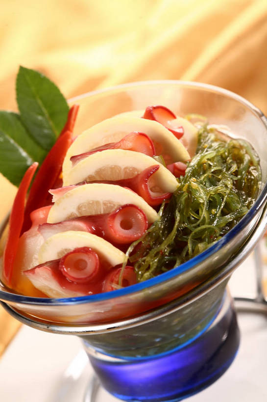 无人,竖图,俯视,室内,特写,白天,烹饪,中餐,餐桌,桌子,柠檬,餐具,水果,叶子,玻璃,一排,切开,阴影,朦胧,模糊,新鲜,整齐,反射,碟子,盘,影子,海带,生食,料理,食品,果实,绿叶,冷盘,菜肴,美食,玻璃制品,食物,排列,两个,黄色,红色,绿色,盘子,容器,碟,碗,切,中式,嫩叶,冷菜,凉菜,佳肴,有机食品,绿色食品,餐台,中华料理,储藏,配菜,储存,队列,剖面,切面,江白菜,叶,叶片,益母果,柠果,彩图,高角度拍摄,贮存,shjb1,凉拌海带丝