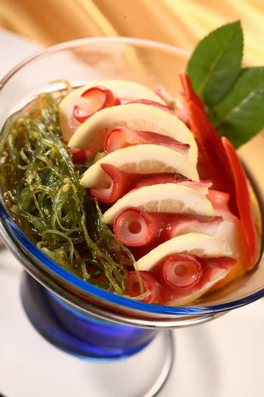 无人,竖图,俯视,室内,特写,白天,烹饪,中餐,餐桌,桌子,柠檬,餐具,水果,叶子,玻璃,一排,切开,阴影,朦胧,模糊,新鲜,整齐,反射,碟子,盘,影子,海带,生食,料理,食品,果实,绿叶,冷盘,菜肴,美食,玻璃制品,食物,排列,两个,黄色,红色,绿色,盘子,容器,碟,碗,切,中式,嫩叶,冷菜,凉菜,佳肴,有机食品,绿色食品,餐台,中华料理,储藏,配菜,储存,队列,剖面,切面,江白菜,叶,叶片,益母果,柠果,彩图,高角度拍摄,贮存,shjb1,凉拌海带丝