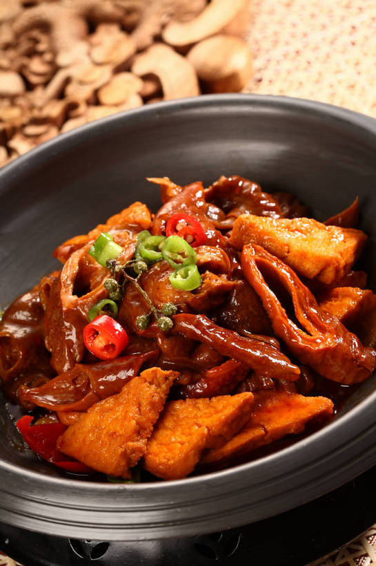 豆腐,内脏,肠,无人,交叉,竖图,俯视,室内,特写,白天,烹饪,中餐,餐桌,桌子,竹子,辣椒,蔬菜,厨具,木雕,雕塑,阴影,竹制,新鲜,艺术,装饰,编织,反射,雕刻,雕像,锅子,砂锅,影子,陶瓷,青椒,调味,香料,佐料,料理,食品,陶瓷制品,锅,猪大肠,菜肴,美食,食物,一个,红色,绿色,黑色,工艺品,中式,佳肴,有机食品,绿色食品,单个,餐台,锅具,纪念,中华料理,竹条,交织,美术,花椒,山椒,配料,竹制品,豆制品,主题,肠子,陈列,烹饪用具,辣角,红海椒,大椒,辣虎,广椒,功能,美学,作料,穿插,大花椒,狗椒,红花椒,青花椒,蜀椒,香椒,烹调用具,辣子,红辣椒,红椒,海椒,番椒,烹调,彩图,高角度拍摄,猪肠,shjb1,大肠烧豆腐