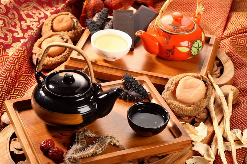 海鲜,无人,横图,俯视,室内,特写,白天,幸福,餐桌,茶,桌子,蔬菜,杯子,木雕,雕塑,许多,阴影,新鲜,艺术,装饰,反射,鱼,布料,雕刻,雕像,壶,影子,陶瓷,菌菇,茶叶,食品,陶瓷制品,很多,菌类,布纹,娱乐,水产,鱼类,海洋生物,水壶,桌布,食物,餐巾,茶壶,容器,水杯,工艺品,台布,享受,休闲,温馨,枣,食用菌,放松,乐趣,红枣,鲍鱼,有机食品,绿色食品,餐台,纪念,海参,海马,石决明,美术,提神,舒适,真菌,水生动物,主题,海产品,醒脑,枣子,水生物,棘皮动物,陈列,海底动物,羊肚菇,功能,美学,羊肚菜,羊肚菌,羊蘑,鳆鱼,镜面鱼,明目鱼,美味羊肚菌,大枣,茶杯,餐桌布,彩图,高角度拍摄,草笠竹,shjb1