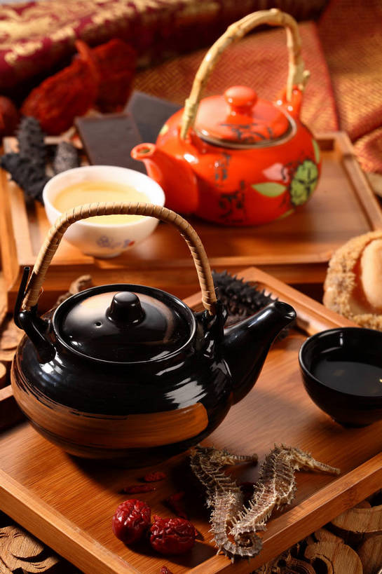 海鲜,无人,竖图,俯视,室内,特写,白天,幸福,餐桌,茶,桌子,蔬菜,杯子,木雕,雕塑,许多,阴影,新鲜,艺术,装饰,反射,鱼,布料,雕刻,雕像,壶,影子,陶瓷,菌菇,茶叶,食品,陶瓷制品,很多,菌类,布纹,娱乐,水产,鱼类,海洋生物,水壶,桌布,食物,餐巾,茶壶,容器,水杯,工艺品,台布,享受,休闲,温馨,枣,食用菌,放松,乐趣,红枣,鲍鱼,有机食品,绿色食品,餐台,纪念,海参,海马,石决明,美术,提神,舒适,真菌,水生动物,主题,海产品,醒脑,枣子,水生物,棘皮动物,陈列,海底动物,羊肚菇,功能,美学,羊肚菜,羊肚菌,羊蘑,鳆鱼,镜面鱼,明目鱼,美味羊肚菌,大枣,茶杯,餐桌布,彩图,高角度拍摄,草笠竹,shjb1