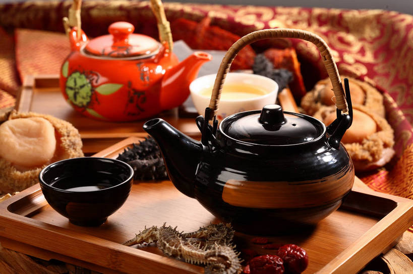 海鲜,无人,横图,俯视,室内,特写,白天,幸福,餐桌,茶,桌子,蔬菜,杯子,木雕,雕塑,许多,阴影,新鲜,艺术,装饰,反射,鱼,布料,雕刻,雕像,壶,影子,陶瓷,菌菇,茶叶,食品,陶瓷制品,很多,菌类,布纹,娱乐,水产,鱼类,海洋生物,水壶,桌布,食物,餐巾,茶壶,容器,水杯,工艺品,台布,享受,休闲,温馨,枣,食用菌,放松,乐趣,红枣,鲍鱼,有机食品,绿色食品,餐台,纪念,海参,海马,石决明,美术,提神,舒适,真菌,水生动物,主题,海产品,醒脑,枣子,水生物,棘皮动物,陈列,海底动物,羊肚菇,功能,美学,羊肚菜,羊肚菌,羊蘑,鳆鱼,镜面鱼,明目鱼,美味羊肚菌,大枣,茶杯,餐桌布,彩图,高角度拍摄,草笠竹,shjb1