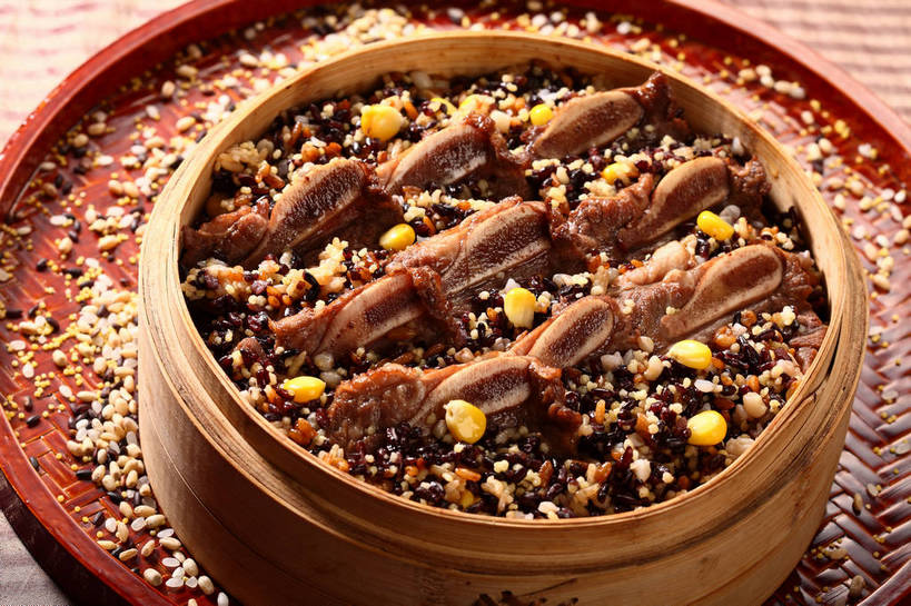 蒸笼,骨骼,无人,交叉,横图,俯视,室内,特写,白天,烹饪,中餐,农作物,玉米,餐桌,桌子,竹子,蔬菜,厨具,阴影,竹制,新鲜,编织,反射,棒子,篮子,影子,玉蜀黍,白米,谷类,谷物,肉,料理,食品,骨头,米,猪肉,大米,菜肴,美食,肉类,食物,两个,黄色,竹篮,中式,佳肴,有机食品,绿色食品,餐台,中华料理,竹条,交织,苞米,骨架,竹制品,苞芦,笼屉,肉食,烹饪用具,豚肉,苞谷,软骨,黑米,包谷,大蜀黍,番麦,薏米包,玉高粱,玉麦,珍珠米,粢米,穿插,稷,稷米,糜子米,烹调用具,烹调,彩图,高角度拍摄,糜子,黄小米,黄米,shjb1,糯小米,黍