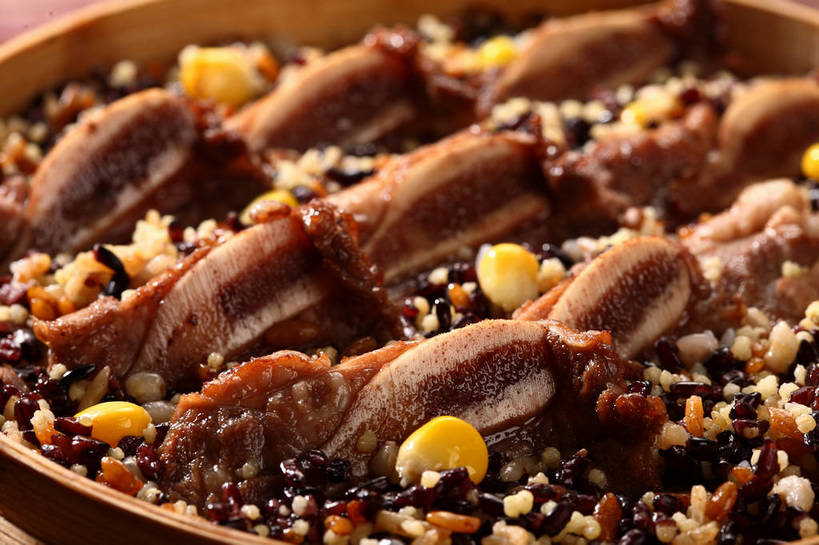 蒸笼,骨骼,无人,横图,俯视,室内,特写,白天,烹饪,中餐,农作物,玉米,蔬菜,厨具,阴影,竹制,朦胧,模糊,新鲜,反射,棒子,影子,玉蜀黍,白米,谷类,谷物,肉,料理,食品,骨头,米,猪肉,大米,菜肴,美食,肉类,食物,一个,黄色,中式,佳肴,有机食品,绿色食品,单个,中华料理,苞米,骨架,竹制品,苞芦,笼屉,肉食,烹饪用具,豚肉,苞谷,软骨,黑米,包谷,大蜀黍,番麦,薏米包,玉高粱,玉麦,珍珠米,粢米,稷,稷米,糜子米,烹调用具,烹调,彩图,高角度拍摄,糜子,黄小米,黄米,shjb1,糯小米,黍