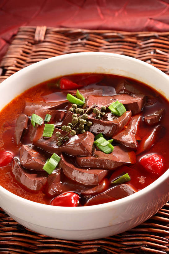 无人,交叉,竖图,俯视,室内,特写,白天,烹饪,中餐,餐桌,桌子,竹子,辣椒,蔬菜,阴影,竹制,新鲜,编织,反射,血,布料,影子,陶瓷,葱,青葱,青椒,调味,汤,香料,佐料,料理,食品,陶瓷制品,布纹,菜肴,美食,桌布,食物,一个,红色,绿色,白色,餐巾,容器,台布,碗,中式,血液,佳肴,有机食品,绿色食品,单个,餐台,中华料理,储藏,竹条,交织,花椒,山椒,配料,竹制品,储存,辣角,红海椒,大椒,辣虎,广椒,作料,鸭血,穿插,大花椒,狗椒,红花椒,青花椒,蜀椒,香椒,辣子,红辣椒,红椒,海椒,番椒,餐桌布,彩图,高角度拍摄,贮存,shjb1,麻辣鸭血汤,鸭血汤