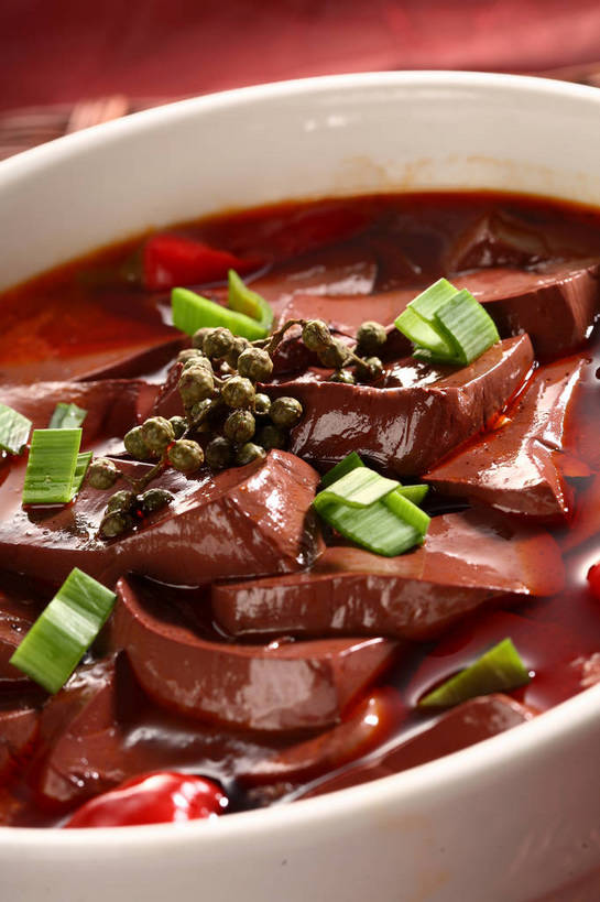 无人,竖图,俯视,室内,特写,白天,烹饪,中餐,餐桌,桌子,辣椒,蔬菜,阴影,新鲜,反射,血,布料,影子,陶瓷,葱,青葱,青椒,调味,汤,香料,佐料,料理,食品,陶瓷制品,布纹,菜肴,美食,桌布,食物,一个,红色,绿色,白色,餐巾,容器,台布,碗,中式,血液,佳肴,有机食品,绿色食品,单个,餐台,中华料理,储藏,花椒,山椒,配料,储存,辣角,红海椒,大椒,辣虎,广椒,作料,鸭血,大花椒,狗椒,红花椒,青花椒,蜀椒,香椒,辣子,红辣椒,红椒,海椒,番椒,餐桌布,彩图,高角度拍摄,贮存,shjb1,麻辣鸭血汤,鸭血汤