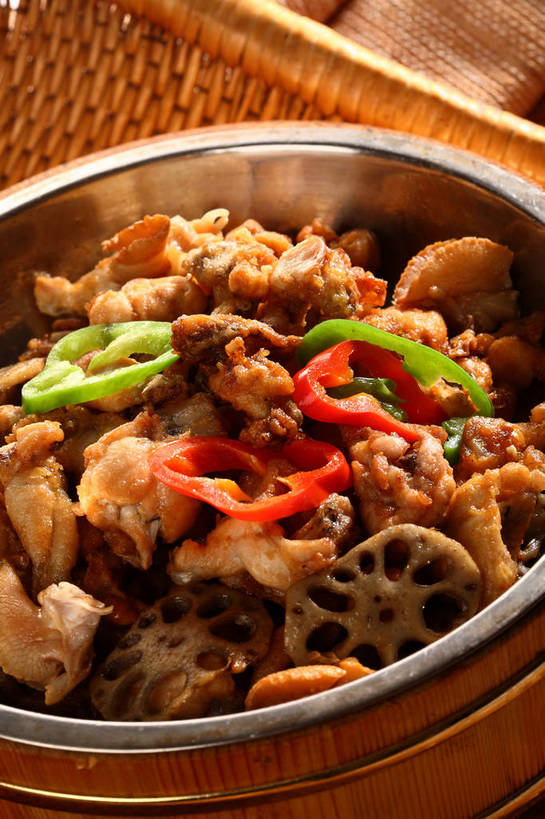 无人,交叉,竖图,俯视,室内,特写,白天,烹饪,中餐,餐桌,桌子,竹子,辣椒,蔬菜,厨具,金属制品,阴影,竹制,新鲜,编织,反射,金属,锅子,篮子,影子,肉,料理,食品,锅,干锅牛蛙,藕,菜肴,美食,肉类,食物,两个,红色,绿色,竹篮,中式,佳肴,有机食品,绿色食品,餐台,锅具,中华料理,竹条,交织,竹制品,川菜,肉食,彩椒,烹饪用具,辣角,红海椒,大椒,辣虎,广椒,穿插,四川菜,莲藕,烹调用具,甜椒,柿子椒,辣子,海椒,番椒,灯笼椒,烹调,彩图,高角度拍摄,牛蛙肉,蛙肉,菜藕,光旁,果藕,荷藕,湖藕,藕节,水鞭蓉,shjb1