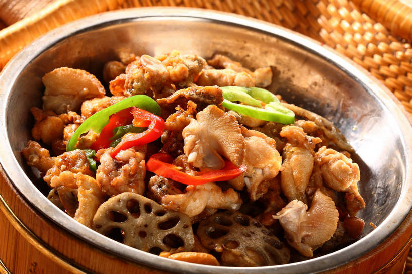 无人,交叉,横图,俯视,室内,特写,白天,烹饪,中餐,餐桌,桌子,竹子,辣椒,蔬菜,厨具,金属制品,阴影,竹制,新鲜,编织,反射,金属,锅子,篮子,影子,肉,料理,食品,锅,干锅牛蛙,藕,菜肴,美食,肉类,食物,两个,红色,绿色,竹篮,中式,佳肴,有机食品,绿色食品,餐台,锅具,中华料理,竹条,交织,竹制品,川菜,肉食,彩椒,烹饪用具,辣角,红海椒,大椒,辣虎,广椒,穿插,四川菜,莲藕,烹调用具,甜椒,柿子椒,辣子,海椒,番椒,灯笼椒,烹调,彩图,高角度拍摄,牛蛙肉,蛙肉,菜藕,光旁,果藕,荷藕,湖藕,藕节,水鞭蓉,shjb1