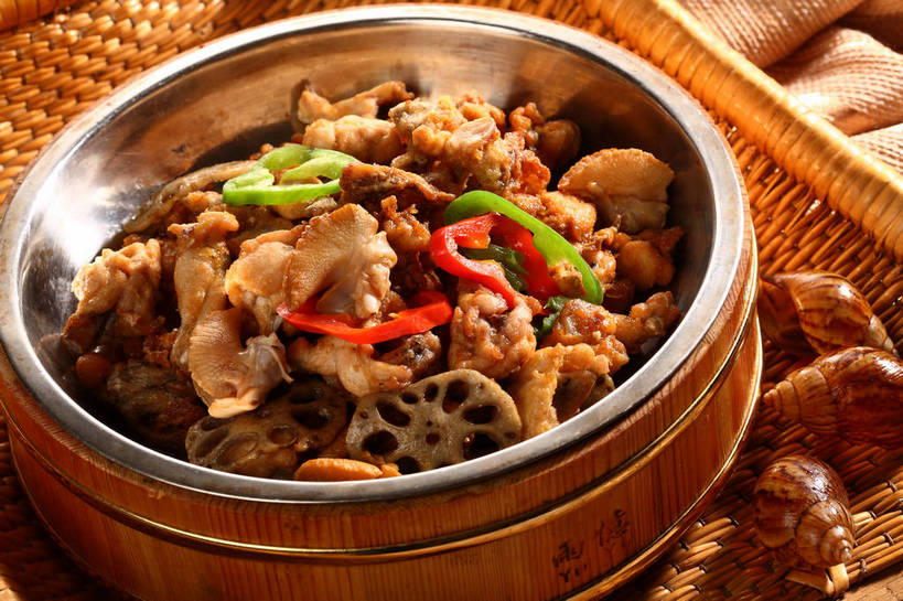 无人,交叉,横图,俯视,室内,特写,白天,烹饪,中餐,餐桌,桌子,竹子,辣椒,蔬菜,贝壳,厨具,金属制品,阴影,竹制,新鲜,编织,反射,金属,锅子,篮子,影子,肉,料理,食品,锅,干锅牛蛙,藕,菜肴,美食,肉类,食物,两个,红色,绿色,竹篮,中式,佳肴,有机食品,绿色食品,餐台,锅具,中华料理,竹条,交织,竹制品,川菜,肉食,彩椒,烹饪用具,辣角,红海椒,大椒,辣虎,广椒,穿插,四川菜,莲藕,贝类外壳,海螺壳,软体动物外壳,烹调用具,甜椒,柿子椒,辣子,海椒,番椒,灯笼椒,烹调,彩图,高角度拍摄,牛蛙肉,蛙肉,菜藕,光旁,果藕,荷藕,湖藕,藕节,水鞭蓉,shjb1