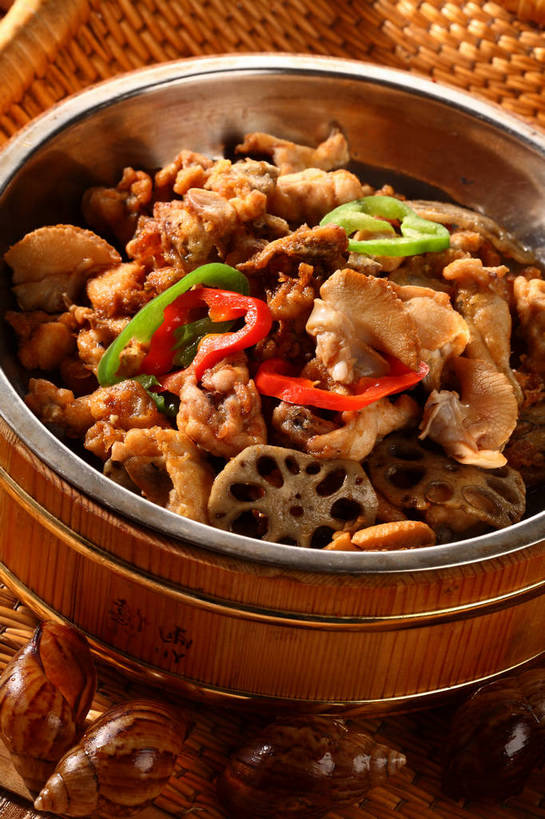 无人,交叉,竖图,俯视,室内,特写,白天,烹饪,中餐,餐桌,桌子,竹子,辣椒,蔬菜,贝壳,厨具,金属制品,阴影,竹制,新鲜,编织,反射,金属,锅子,篮子,影子,肉,料理,食品,锅,干锅牛蛙,藕,菜肴,美食,肉类,食物,两个,红色,绿色,竹篮,中式,佳肴,有机食品,绿色食品,餐台,锅具,中华料理,竹条,交织,竹制品,川菜,肉食,彩椒,烹饪用具,辣角,红海椒,大椒,辣虎,广椒,穿插,四川菜,莲藕,贝类外壳,海螺壳,软体动物外壳,烹调用具,甜椒,柿子椒,辣子,海椒,番椒,灯笼椒,烹调,彩图,高角度拍摄,牛蛙肉,蛙肉,菜藕,光旁,果藕,荷藕,湖藕,藕节,水鞭蓉,shjb1