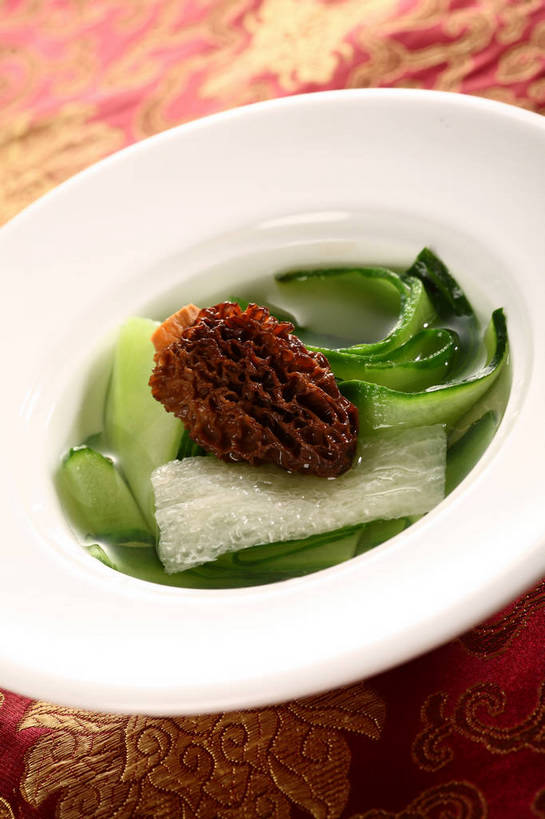 无人,竖图,俯视,室内,特写,白天,烹饪,中餐,餐桌,桌子,黄瓜,蔬菜,餐具,阴影,新鲜,反射,布料,碟子,盘,影子,菌菇,肉,料理,食品,褐色,菌类,布纹,猪肉,菜肴,美食,肉类,桌布,食物,一个,绿色,白色,盘子,餐巾,碟,台布,中式,食用菌,佳肴,有机食品,绿色食品,单个,餐台,中华料理,肉皮,真菌,肉食,羊肚菇,豚肉,羊肚菜,羊肚菌,羊蘑,美味羊肚菌,猪肉皮,青瓜,胡瓜,餐桌布,彩图,高角度拍摄,草笠竹,shjb1