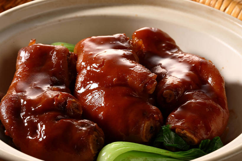 无人,横图,俯视,室内,特写,白天,烹饪,中餐,蔬菜,一排,阴影,新鲜,整齐,反射,影子,陶瓷,青菜,红烧,料理,食品,陶瓷制品,猪手,猪蹄,猪爪,菜肴,美食,食物,排列,三个,一个,红色,绿色,容器,碗,中式,佳肴,有机食品,绿色食品,单个,中华料理,储藏,储存,队列,小白菜,不结球白菜,猪脚,红烧菜,彩图,高角度拍摄,红烧猪蹄,贮存,shjb1