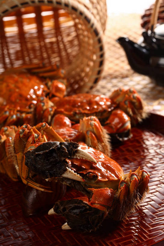 蟹,无人,交叉,竖图,俯视,室内,特写,白天,烹饪,中餐,餐桌,桌子,竹子,阴影,竹制,朦胧,模糊,编织,反射,螃蟹,壶,篮子,影子,陶瓷,料理,食品,陶瓷制品,菜肴,美食,水壶,食物,两个,红色,黑色,茶壶,容器,竹篮,中式,佳肴,餐台,中华料理,竹条,交织,竹制品,清蒸,穿插,甲壳动物,彩图,高角度拍摄,清蒸菜,清蒸蟹,shjb1