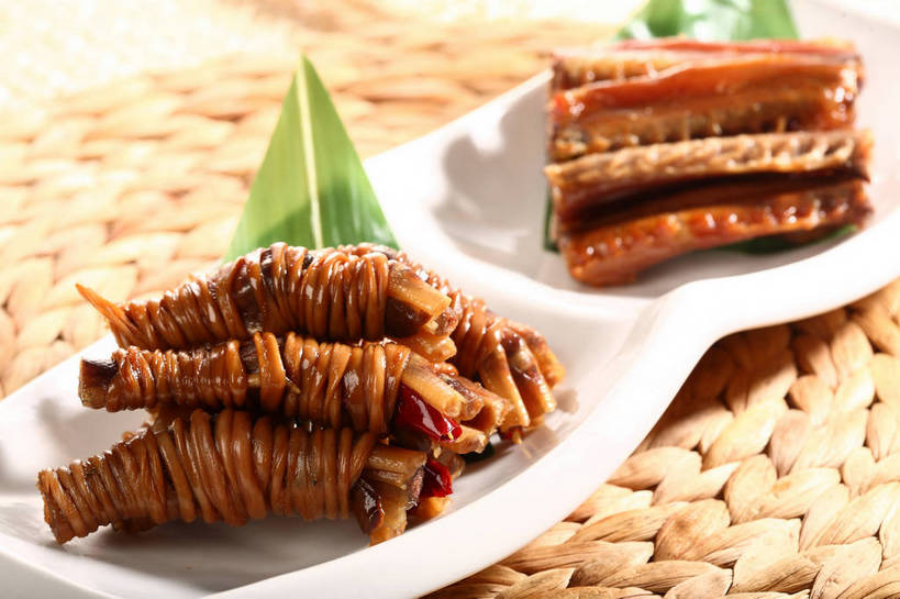 无人,交叉,横图,俯视,室内,特写,白天,烹饪,中餐,餐桌,桌子,竹子,餐具,叶子,阴影,竹制,朦胧,模糊,编织,反射,碟子,盘,影子,粽叶,肉,料理,食品,绿叶,鸭肉,菜肴,美食,肉类,食物,一个,白色,盘子,碟,中式,嫩叶,佳肴,单个,餐台,中华料理,竹条,交织,竹制品,肉食,鸭爪,箬叶,芦苇叶,穿插,叶,叶片,彩图,高角度拍摄,鸭脚,安徽菜,shjb1,鸭脚包