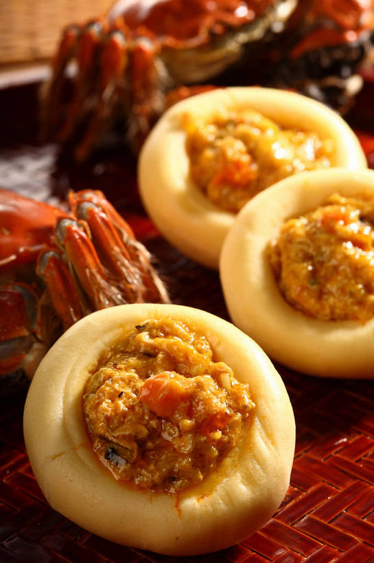 点心,蟹,内脏,无人,竖图,俯视,室内,特写,白天,烹饪,中餐,餐桌,桌子,阴影,朦胧,模糊,反射,螃蟹,影子,浓汤,肉,汤,料理,食品,面点,蟹肉,羹,菜肴,美食,肉类,食物,三个,中式,佳肴,餐台,中华料理,清蒸,肉食,蟹黄,甲壳动物,彩图,高角度拍摄,清蒸菜,窝窝头,清蒸蟹,shjb1,蟹黄羹