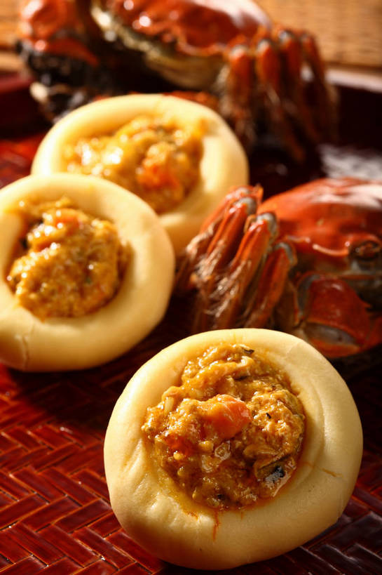 点心,蟹,内脏,无人,竖图,俯视,室内,特写,白天,烹饪,中餐,餐桌,桌子,阴影,朦胧,模糊,反射,螃蟹,影子,浓汤,肉,汤,料理,食品,面点,蟹肉,羹,菜肴,美食,肉类,食物,三个,中式,佳肴,餐台,中华料理,清蒸,肉食,蟹黄,甲壳动物,彩图,高角度拍摄,清蒸菜,窝窝头,清蒸蟹,shjb1,蟹黄羹