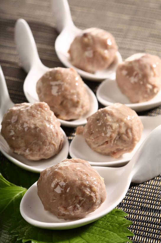 无人,竖图,俯视,室内,特写,白天,烹饪,中餐,植物,餐桌,桌子,叶子,一排,许多,阴影,整齐,并列,并排,反射,纹理,影子,勺子,陶瓷,肉,料理,食品,绿叶,陶瓷制品,丸子,很多,菜肴,美食,肉类,肉丸,食物,排列,绿色,调羹,汤匙,中式,嫩叶,佳肴,餐台,中华料理,肉圆,配菜,队列,清蒸,平行,肉食,肌理,叶,叶片,叶脉,彩图,高角度拍摄,清蒸菜,shjb1,清蒸丸子,蒸肉丸