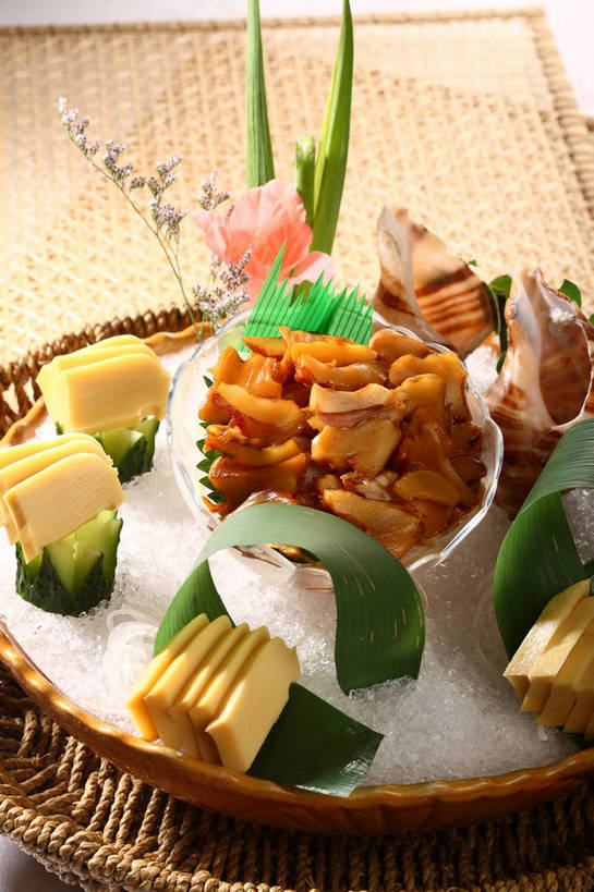 海鲜,无人,交叉,竖图,俯视,室内,特写,白天,餐桌,桌子,竹子,黄瓜,蔬菜,贝壳,叶子,玻璃,阴影,竹制,新鲜,盛开,编织,反射,篮子,影子,陶瓷,冰,粽叶,食品,绿叶,陶瓷制品,海螺,花蕾,冷冻,水产,海洋生物,玻璃制品,花,花瓣,花朵,鲜花,食物,三个,容器,竹篮,碗,花苞,花蕊,嫩叶,寒冷,有机食品,绿色食品,冷藏,餐台,储藏,竹条,软体动物,峨螺,海参,交织,配菜,冰冷,竹制品,储存,水生动物,海产品,水生物,棘皮动物,海底动物,箬叶,芦苇叶,保鲜,穿插,刺海参,叶,叶片,贝类外壳,海螺壳,软体动物外壳,青瓜,胡瓜,彩图,高角度拍摄,刺参,贮存,shjb1