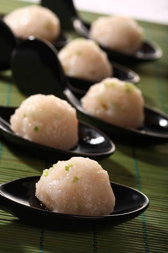 无人,竖图,俯视,室内,特写,白天,烹饪,中餐,餐桌,桌子,蔬菜,许多,阴影,竹制,朦胧,模糊,新鲜,反射,影子,勺子,陶瓷,竹席,葱,青葱,肉,鱼肉,料理,食品,陶瓷制品,丸子,很多,菜肴,美食,肉类,肉丸,鱼丸,食物,排列,黑色,调羹,汤匙,中式,佳肴,有机食品,绿色食品,餐台,中华料理,竹制品,肉食,蒸菜,摆列,彩图,高角度拍摄,布列,分列,shjb1,蒸鱼丸