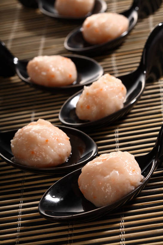 无人,竖图,俯视,室内,特写,白天,烹饪,中餐,餐桌,桌子,许多,阴影,竹制,朦胧,模糊,反射,影子,勺子,陶瓷,竹席,肉,鱼肉,料理,食品,陶瓷制品,丸子,很多,菜肴,美食,肉类,肉丸,鱼丸,食物,排列,粉色,黑色,调羹,汤匙,中式,佳肴,餐台,中华料理,竹制品,肉食,蒸菜,摆列,彩图,高角度拍摄,布列,分列,shjb1,蒸鱼丸