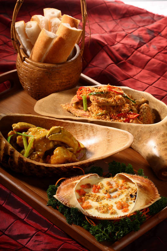 点心,面包,蟹,无人,交叉,竖图,俯视,室内,特写,白天,烹饪,中餐,餐桌,桌子,竹子,芹菜,蔬菜,餐具,叶子,阴影,竹制,新鲜,编织,反射,螃蟹,布料,碟子,篮子,盘,影子,料理,食品,面点,绿叶,布纹,菜肴,美食,桌布,食物,糕点,红色,盘子,餐巾,竹篮,碟,台布,中式,嫩叶,佳肴,有机食品,绿色食品,荷兰芹,欧芹,香芹,餐台,中华料理,竹条,交织,配菜,竹制品,川菜,青蟹,法香,巴西利,洋香菜,洋芫荽,法国香菜,旱芹菜,番荽,穿插,甲壳动物,四川菜,叶,叶片,餐桌布,彩图,高角度拍摄,香辣蟹,肉蟹,shjb1