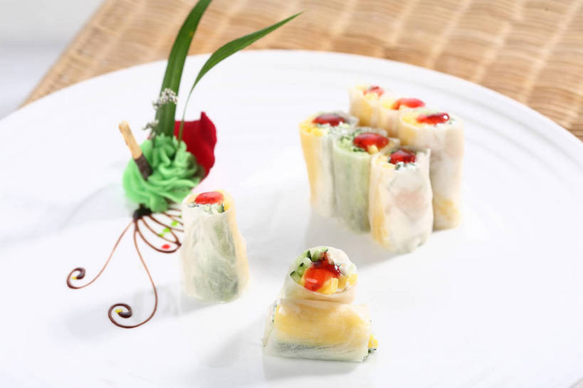 点心,无人,交叉,横图,俯视,室内,特写,白天,烹饪,餐桌,桌子,竹子,蔬菜,餐具,叶子,阴影,竹制,朦胧,模糊,新鲜,盛开,编织,反射,碟子,盘,影子,料理,食品,绿叶,花蕾,春卷,菜肴,美食,花,花瓣,花朵,鲜花,食物,一个,白色,盘子,碟,果酱,零食,花苞,花蕊,日式,嫩叶,佳肴,有机食品,绿色食品,单个,餐台,竹条,交织,配菜,竹制品,薄饼,春饼,果子酱,越菜,越南菜,越南料理,穿插,百奇,叶,叶片,彩图,高角度拍摄,米皮,越南春卷,shjb1