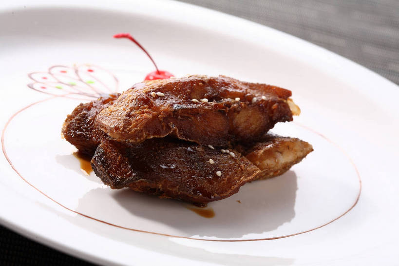 无人,横图,俯视,室内,特写,白天,烹饪,中餐,餐桌,桌子,樱桃,餐具,水果,阴影,新鲜,反射,碟子,盘,影子,调料,酱料,酱汁,肉,生食,鱼肉,佐料,料理,食品,果实,调味品,调味料,酱,菜肴,美食,肉类,食物,一个,红色,白色,盘子,餐巾,碟,中式,佳肴,有机食品,绿色食品,单个,餐台,中华料理,肉食,保洁方巾,口布,咸鲜,熏鱼,樱珠,莺桃,英桃,楔桃,牛桃,荆桃,彩图,高角度拍摄,shjb1