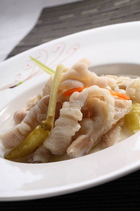 无人,竖图,俯视,室内,特写,白天,烹饪,中餐,餐桌,桌子,餐具,阴影,反射,碟子,盘,影子,调料,料理,食品,调味品,调味料,菜肴,美食,食物,一个,白色,盘子,碟,中式,佳肴,单个,餐台,中华料理,泡椒,川菜,凤爪,鸡爪,四川菜,彩图,高角度拍摄,鸡脚,鱼辣子,泡椒凤爪,shjb1