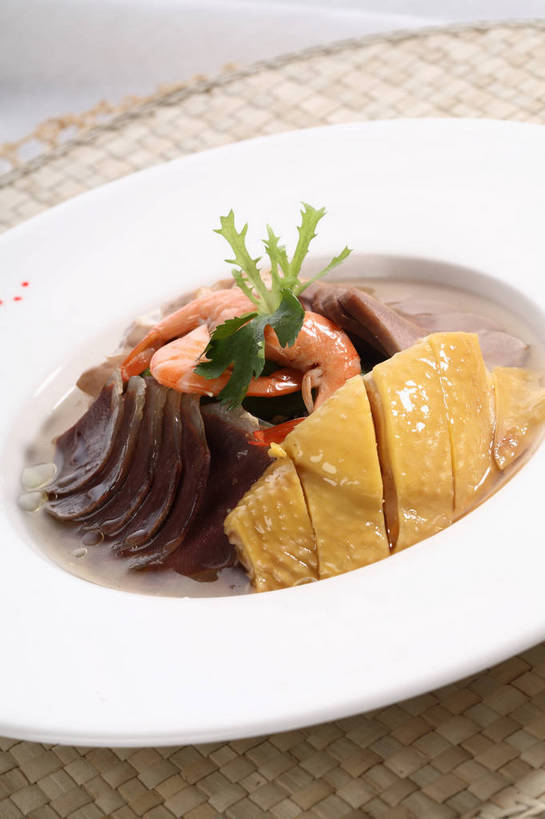 内脏,无人,交叉,竖图,俯视,室内,特写,白天,烹饪,中餐,餐桌,桌子,竹子,餐具,叶子,阴影,竹制,编织,反射,碟子,盘,影子,鸡肉,肉,虾仁,牛肉,料理,食品,绿叶,猪肉,猪肚,菜肴,美食,肉类,食物,一个,白色,盘子,碟,中式,嫩叶,佳肴,单个,餐台,中华料理,竹条,虾肉,交织,配菜,竹制品,肉食,白斩鸡,豚肉,穿插,三黄油鸡,舌头,肚子,叶,叶片,彩图,高角度拍摄,牛脷,牛舌,shjb1