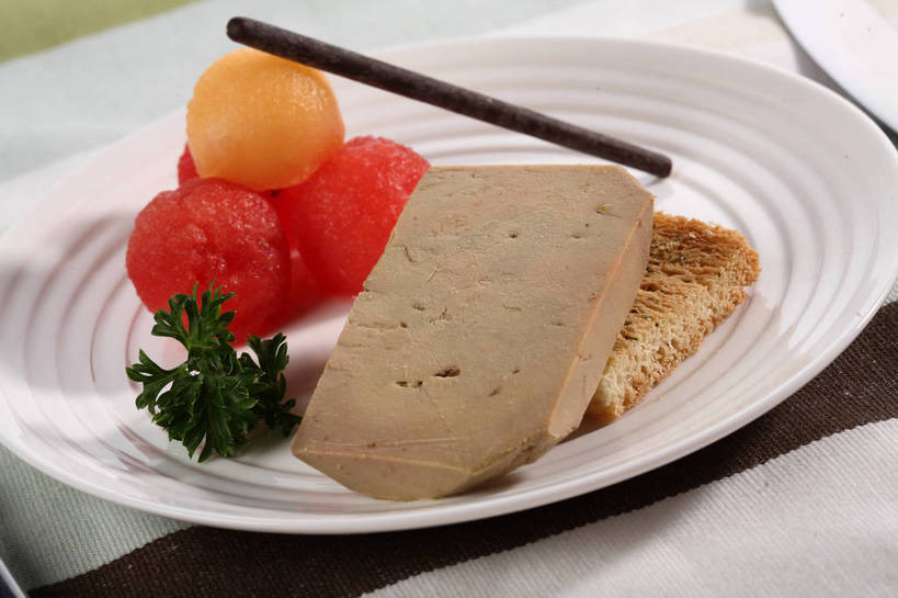 点心,面包,内脏,肝脏,无人,横图,俯视,室内,特写,白天,烹饪,西餐,餐桌,桌子,西瓜,蔬菜,餐具,水果,叶子,阴影,条纹,新鲜,反射,碟子,盘,影子,生食,料理,食品,面点,果实,绿叶,菜肴,美食,食物,糕点,一个,白色,盘子,餐巾,碟,零食,日式,嫩叶,西式,佳肴,有机食品,绿色食品,单个,餐台,蒜蓉面包,鹅肝,百奇,保洁方巾,口布,肝,叶,叶片,寒瓜,彩图,高角度拍摄,鹅肥肝,法国菜,shjb1