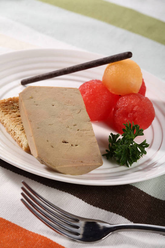 点心,面包,内脏,肝脏,无人,竖图,俯视,室内,特写,白天,烹饪,西餐,餐桌,桌子,西瓜,蔬菜,餐具,水果,叶子,金属制品,一把,阴影,条纹,新鲜,反射,金属,叉子,碟子,盘,影子,生食,料理,食品,面点,果实,绿叶,菜肴,美食,食物,糕点,一个,白色,盘子,餐巾,碟,零食,日式,嫩叶,西式,佳肴,有机食品,绿色食品,单个,餐台,蒜蓉面包,餐叉,鹅肝,百奇,保洁方巾,口布,肝,叶,叶片,进餐用具,寒瓜,彩图,高角度拍摄,鹅肥肝,法国菜,shjb1