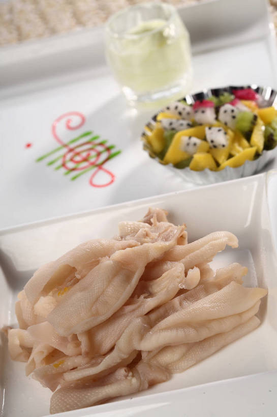 无人,竖图,俯视,室内,特写,白天,烹饪,西餐,餐桌,桌子,猕猴桃,杯子,餐具,书籍,水果,阴影,新鲜,反射,碟子,盘,影子,调料,酱料,酱汁,生食,佐料,沙拉,料理,食品,果实,乐谱,五线谱,饮品,调味品,一杯,音乐,调味料,色拉,酱,沙拉酱,沙律,水果沙拉,菜肴,美食,玻璃制品,食物,饮料,三个,盘子,水杯,碟,果酱,西式,佳肴,有机食品,绿色食品,餐台,色拉酱,节拍,可口,音符,凤爪,鸡爪,符头,符干,符尾,乐章,果子酱,适口,玻璃杯,奇异果,猕猴梨,彩图,高角度拍摄,鸡脚,shjb1