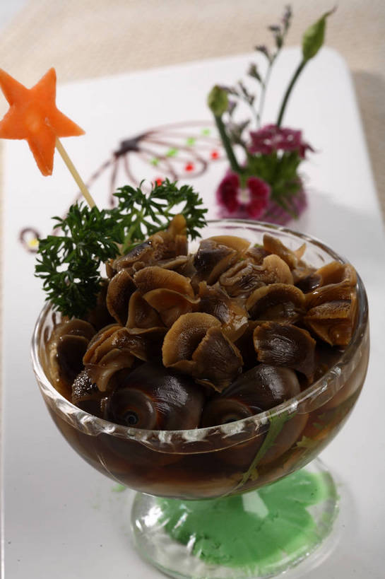 无人,竖图,俯视,室内,特写,白天,烹饪,中餐,餐桌,桌子,萝卜,胡萝卜,芹菜,蔬菜,杯子,餐具,叶子,雕塑,一堆,阴影,堆叠,堆积,新鲜,艺术,装饰,盛开,反射,雕刻,雕像,碟子,盘,影子,星星,调料,酱料,酱汁,肉,佐料,料理,食品,绿叶,调味品,调味料,花蕾,酱,冷盘,菜肴,美食,肉类,玻璃制品,花,花瓣,花朵,鲜花,食物,两个,盘子,水杯,工艺品,碟,花苞,花蕊,星形,中式,嫩叶,冷菜,凉菜,佳肴,有机食品,绿色食品,荷兰芹,欧芹,香芹,餐台,中华料理,堆,华丽,修饰,美术,点缀,配菜,黄萝卜,番萝卜,卤汁,五角形,肉食,法香,巴西利,洋香菜,洋芫荽,法国香菜,美学,衬托,美观,雅致,雅观,旱芹菜,番荽,叶,叶片,玻璃杯,红萝卜,甘荀,五角星,彩图,高角度拍摄,丁香萝卜,胡芦菔金,金笋,食雕,食品雕刻,食物雕刻,老汤,shjb1,淡糟香螺肉,香糟卤,糟卤