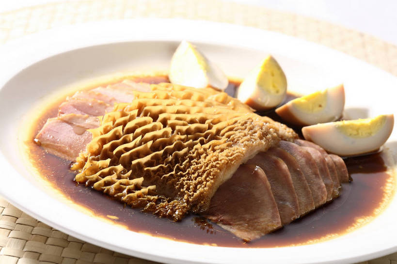 无人,交叉,横图,俯视,室内,特写,白天,烹饪,中餐,餐桌,桌子,竹子,餐具,一排,切开,阴影,竹制,朦胧,模糊,整齐,并列,并排,编织,反射,碟子,盘,影子,蛋,鸡蛋,肉,牛肉,料理,食品,水煮蛋,冷盘,菜肴,美食,肉类,茶叶蛋,食物,排列,一个,白色,盘子,碟,切,中式,冷菜,凉菜,佳肴,单个,餐台,中华料理,竹条,交织,竹制品,队列,毛肚,平行,剖面,肉食,百叶,牛百叶,切面,卵,穿插,五香茶叶蛋,五香蛋,舌头,彩图,高角度拍摄,牛肚,牛脷,牛舌,鸡卵,鸡子,肚尖,牛胃,煮鸡蛋,shjb1