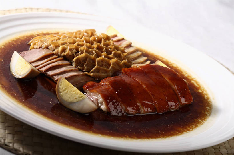 无人,交叉,横图,俯视,室内,特写,白天,烹饪,中餐,餐桌,桌子,竹子,餐具,一排,切开,阴影,竹制,朦胧,模糊,整齐,并列,并排,编织,反射,碟子,盘,影子,蛋,鸡蛋,肉,牛肉,料理,食品,水煮蛋,鸭肉,冷盘,菜肴,美食,肉类,茶叶蛋,食物,排列,一个,白色,盘子,碟,切,中式,冷菜,凉菜,佳肴,单个,餐台,中华料理,竹条,交织,竹制品,队列,毛肚,平行,剖面,肉食,百叶,酱鸭,牛百叶,切面,卵,穿插,五香茶叶蛋,五香蛋,舌头,彩图,高角度拍摄,牛肚,牛脷,牛舌,鸡卵,鸡子,肚尖,牛胃,煮鸡蛋,shjb1