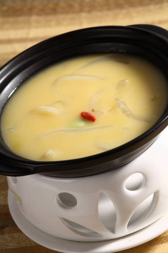 无人,竖图,俯视,室内,特写,白天,烹饪,西餐,植物,餐桌,桌子,蔬菜,厨具,阴影,新鲜,反射,布料,锅子,砂锅,影子,陶瓷,蔬菜汤,汤,料理,食品,果实,草药,药草,陶瓷制品,布纹,锅,菜肴,美食,中药,桌布,食物,一个,黄色,红色,黑色,餐巾,台布,西式,佳肴,有机食品,绿色食品,单个,餐台,锅具,枸杞子,枸杞,药材,中草药,烹饪用具,洋葱汤,中药材,本草,苟起子,枸杞豆,枸杞果,血杞子,羹汤,烹调用具,餐桌布,烹调,彩图,高角度拍摄,shjb1