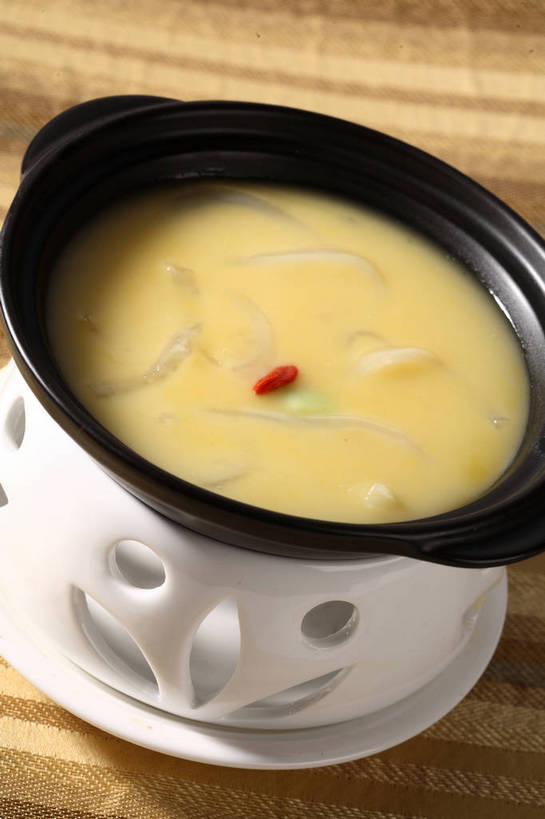 无人,竖图,俯视,室内,特写,白天,烹饪,西餐,植物,餐桌,桌子,蔬菜,厨具,阴影,新鲜,反射,布料,锅子,砂锅,影子,陶瓷,蔬菜汤,汤,料理,食品,果实,草药,药草,陶瓷制品,布纹,锅,菜肴,美食,中药,桌布,食物,一个,黄色,红色,黑色,餐巾,台布,西式,佳肴,有机食品,绿色食品,单个,餐台,锅具,枸杞子,枸杞,药材,中草药,烹饪用具,洋葱汤,中药材,本草,苟起子,枸杞豆,枸杞果,血杞子,羹汤,烹调用具,餐桌布,烹调,彩图,高角度拍摄,shjb1