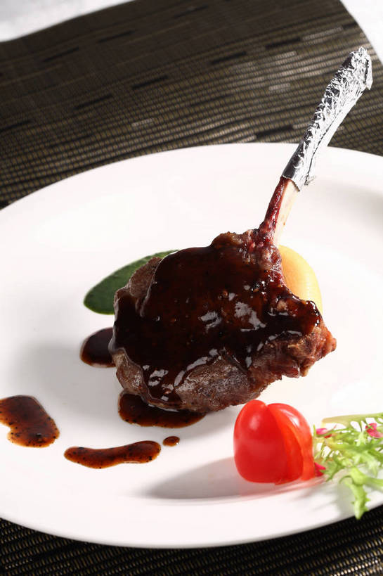 无人,竖图,俯视,室内,特写,白天,烹饪,西餐,餐桌,桌子,蔬菜,西红柿,小番茄,餐具,一块,阴影,新鲜,反射,包装,包装纸,碟子,铝箔纸,盘,锡箔纸,影子,纸,调料,调味,酱料,酱汁,肉,香料,佐料,牛排,牛肉,料理,食品,纸张,黑胡椒,调味品,调味料,酱,菜肴,美食,肉类,食物,一个,红色,白色,盘子,碟,西式,佳肴,有机食品,绿色食品,单个,餐台,配料,包装材料,肉食,黑椒牛排,锡箔,铝箔,作料,小西红柿,樱桃小番茄,珍珠小番茄,樱桃番茄,圣女果,胡椒,番茄,彩图,高角度拍摄,黑胡椒牛排,shjb1