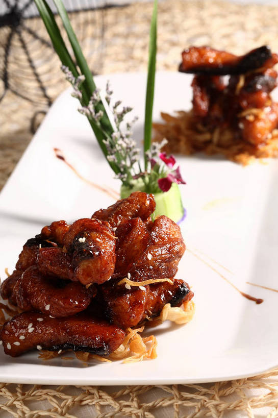 无人,竖图,俯视,室内,特写,白天,烹饪,中餐,餐桌,桌子,黄瓜,蔬菜,餐具,叶子,一堆,阴影,堆叠,堆积,朦胧,模糊,新鲜,盛开,反射,碟子,盘,影子,肉,料理,食品,绿叶,花蕾,猪肉,菜肴,美食,肉类,花,花瓣,花朵,鲜花,食物,一个,红色,白色,盘子,碟,花苞,花蕊,中式,嫩叶,佳肴,有机食品,绿色食品,单个,餐台,中华料理,堆,配菜,肉食,豚肉,叶,叶片,青瓜,胡瓜,彩图,高角度拍摄,酸甜,糖醋菜,糖醋肉段,shjb1