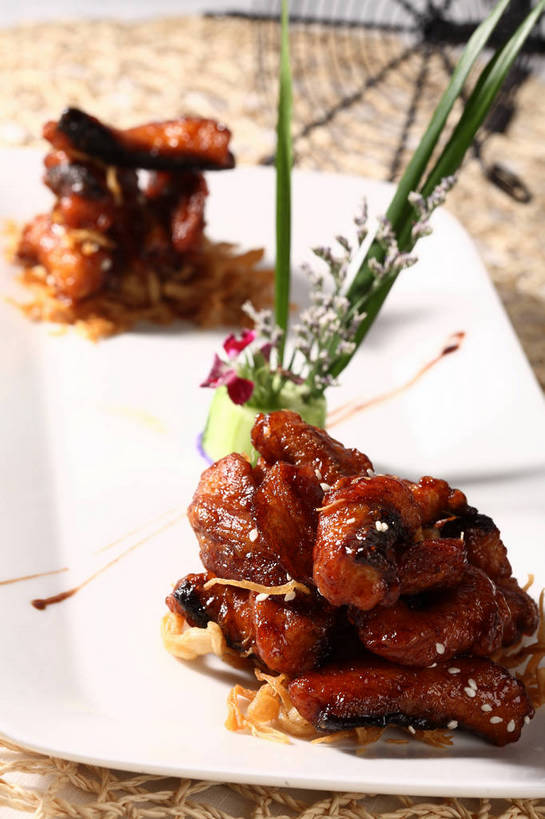 无人,竖图,俯视,室内,特写,白天,烹饪,中餐,餐桌,桌子,黄瓜,蔬菜,餐具,叶子,一堆,阴影,堆叠,堆积,朦胧,模糊,新鲜,盛开,反射,碟子,盘,影子,肉,料理,食品,绿叶,花蕾,猪肉,菜肴,美食,肉类,花,花瓣,花朵,鲜花,食物,一个,红色,白色,盘子,碟,花苞,花蕊,中式,嫩叶,佳肴,有机食品,绿色食品,单个,餐台,中华料理,堆,配菜,肉食,豚肉,叶,叶片,青瓜,胡瓜,彩图,高角度拍摄,酸甜,糖醋菜,糖醋肉段,shjb1